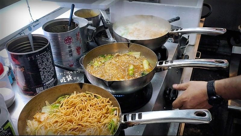 高雄三民區/高醫商圈美食/吉林夜市。旺旺鍋燒麵