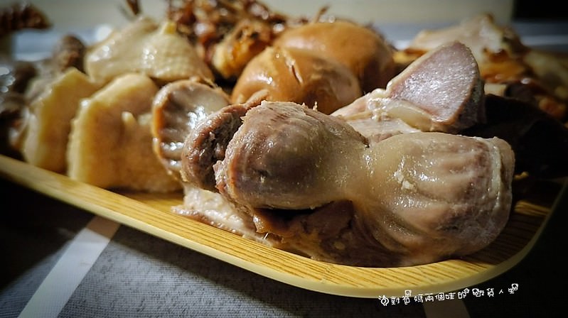 高雄美食 阿鴻煙燻滷味 鴨舌頭 鴨翅 煙燻鴨 鹽水雞 樹德家商 正忠市場美食