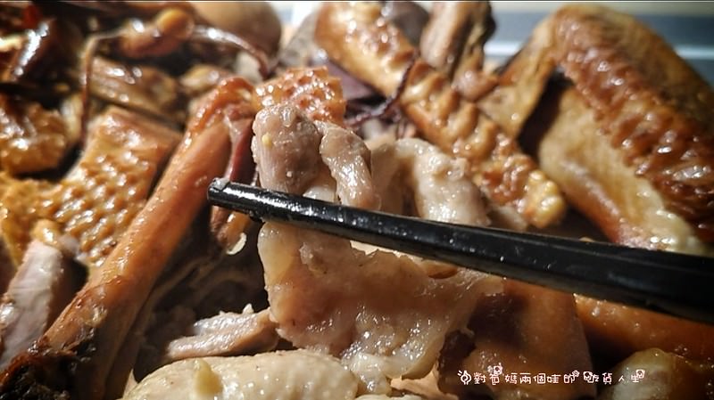 高雄美食 阿鴻煙燻滷味 鴨舌頭 鴨翅 煙燻鴨 鹽水雞 樹德家商 正忠市場美食