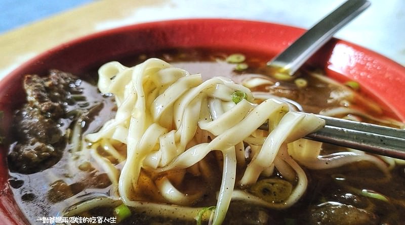 高雄三民小吃美食｜被碗粿、肉粽耽誤的排骨酥麵店｜阿巧肉粽 碗粿 ｜同樣的店名，截然不同的口味，肉粽、碗粿、麵食也很推！