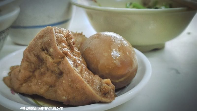 高雄美食｜鳥松肉燥飯｜週休三日的古早味肉燥飯，混搭魚鬆、雞絲更是美味加倍的選擇。