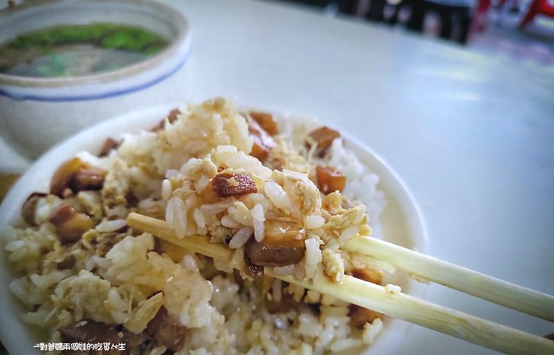 高雄美食｜鳥松肉燥飯｜週休三日的古早味肉燥飯，混搭魚鬆、雞絲更是美味加倍的選擇。