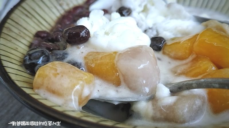 高雄美食｜冰品推薦｜呷大碗 黑糖牛奶雪花冰、挫冰，等多樣冰品，樣樣銅板價，給你料多多、大份量的沁涼享受。