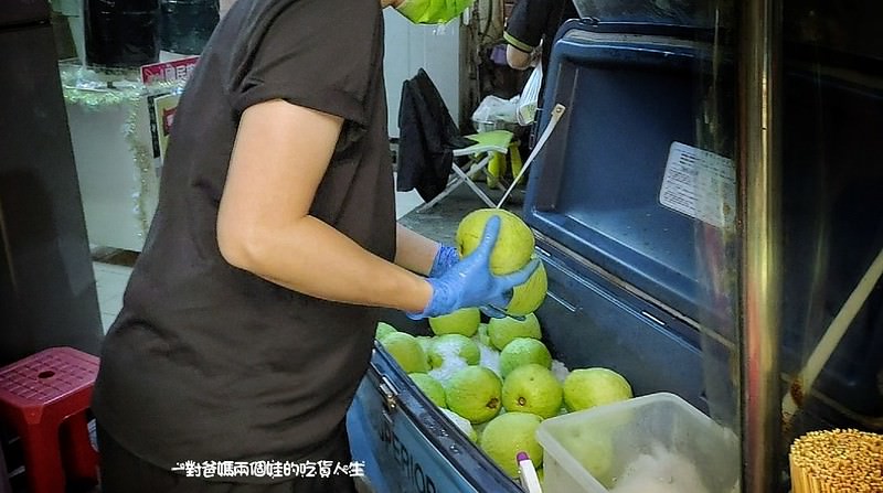 高雄美食｜吉林夜市｜元氣檸檬甘草芭樂｜硬度夠、脆度佳、口感風味好棒棒的甘草芭樂，涮嘴的風味、黃金比例調味，讓你一口接一口。