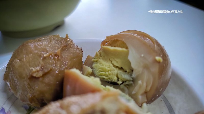 高雄美食｜鳥松肉燥飯｜週休三日的古早味肉燥飯，混搭魚鬆、雞絲更是美味加倍的選擇。