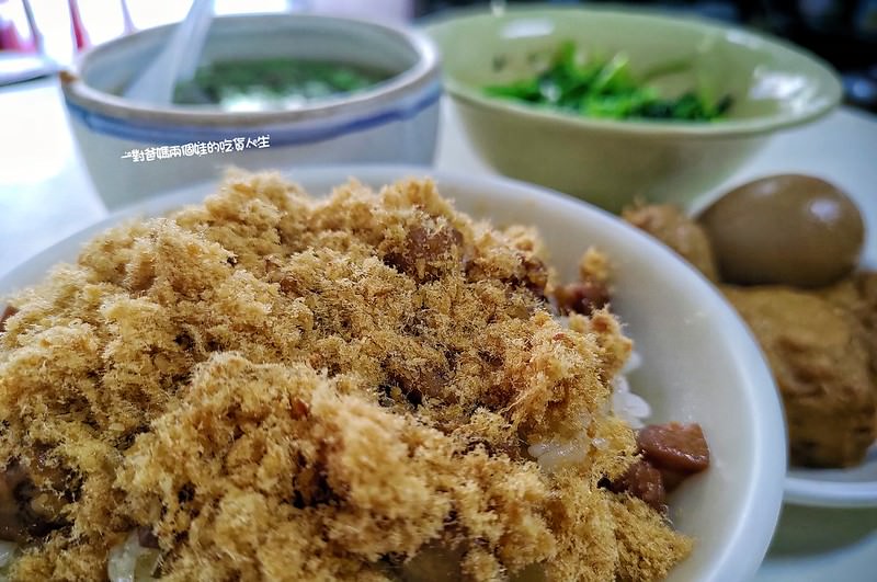 高雄美食｜鳥松肉燥飯｜週休三日的古早味肉燥飯，混搭魚鬆、雞絲更是美味加倍的選擇。