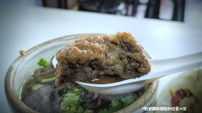 高雄美食｜鳥松肉燥飯｜週休三日的古早味肉燥飯，混搭魚鬆、雞絲更是美味加倍的選擇。