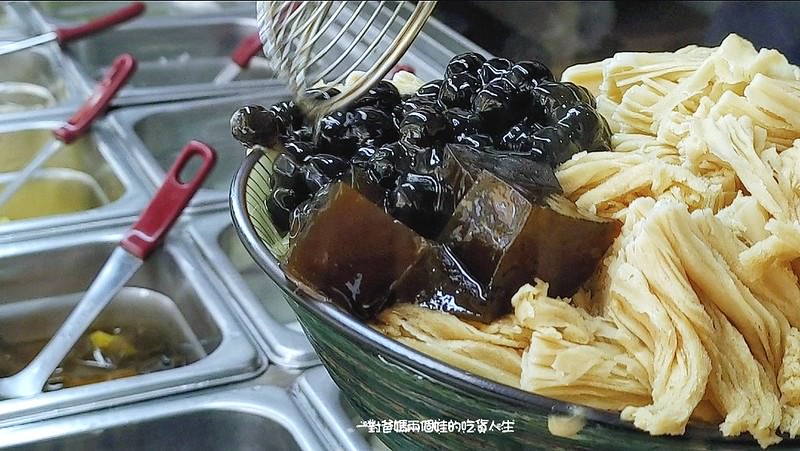 高雄美食｜冰品推薦｜呷大碗 黑糖牛奶雪花冰、挫冰，等多樣冰品，樣樣銅板價，給你料多多、大份量的沁涼享受。