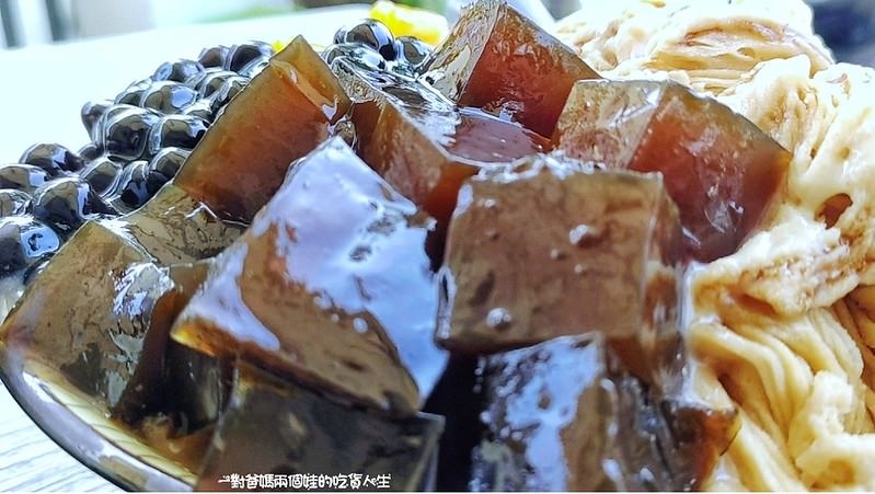 高雄美食｜冰品推薦｜呷大碗 黑糖牛奶雪花冰、挫冰，等多樣冰品，樣樣銅板價，給你料多多、大份量的沁涼享受。