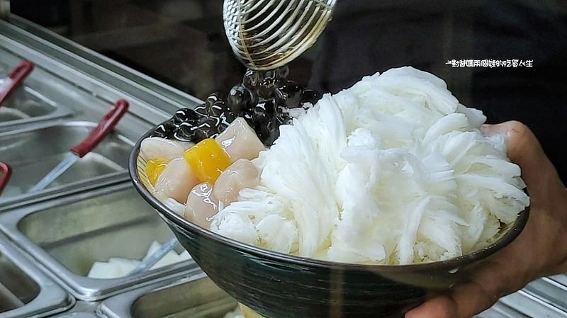 高雄美食｜冰品推薦｜呷大碗 黑糖牛奶雪花冰、挫冰，等多樣冰品，樣樣銅板價，給你料多多、大份量的沁涼享受。