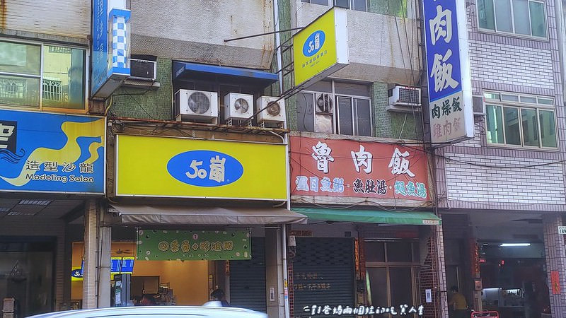 高雄美食│高雄飲料店│南部指標性飲品│50嵐│柚子紅讚讚，經典四季春、八冰綠、珍珠奶茶、珍波椰、冰淇淋紅茶等多樣茶飲都是人氣款，更是沁涼在心的經典口味。
