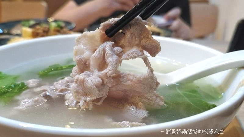 高醫美食 小清新、文青小麵店『裏麵』清燉、麻辣湯頭配搭涮嘴小菜、滑順Q彈的乾拌麵