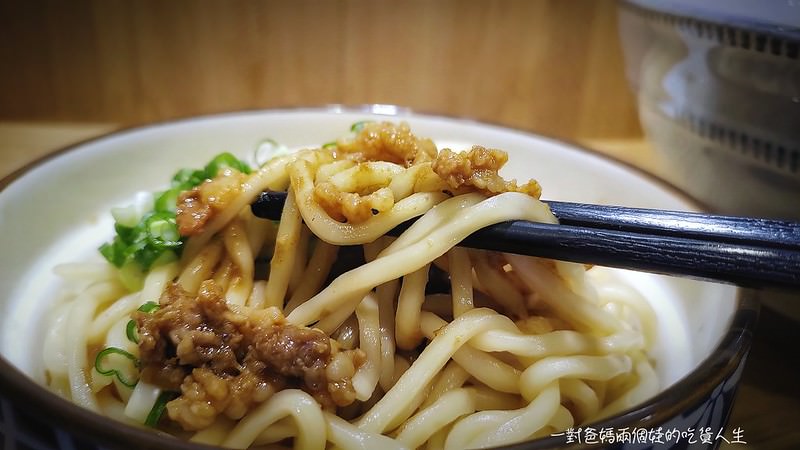 高醫美食 小清新、文青小麵店『裏麵』清燉、麻辣湯頭配搭涮嘴小菜、滑順Q彈的乾拌麵