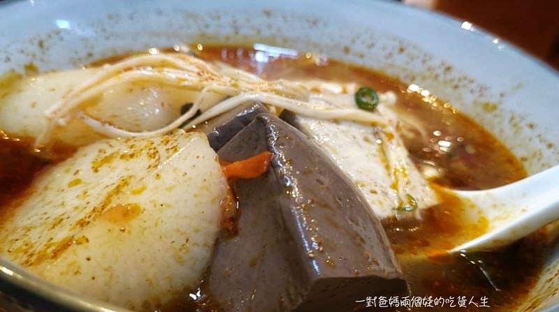 高醫美食 小清新、文青小麵店『裏麵』清燉、麻辣湯頭配搭涮嘴小菜、滑順Q彈的乾拌麵