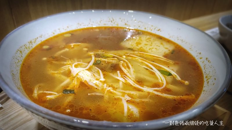 高醫美食 小清新、文青小麵店『裏麵』清燉、麻辣湯頭配搭涮嘴小菜、滑順Q彈的乾拌麵