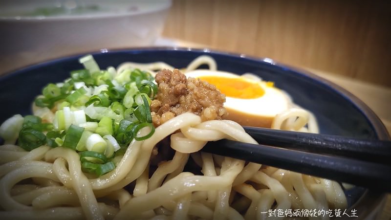 高醫美食 小清新、文青小麵店『裏麵』清燉、麻辣湯頭配搭涮嘴小菜、滑順Q彈的乾拌麵