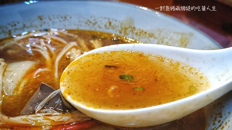 高醫美食 小清新、文青小麵店『裏麵』清燉、麻辣湯頭配搭涮嘴小菜、滑順Q彈的乾拌麵