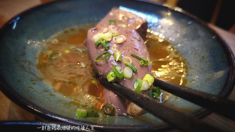 高醫美食 小清新、文青小麵店『裏麵』清燉、麻辣湯頭配搭涮嘴小菜、滑順Q彈的乾拌麵