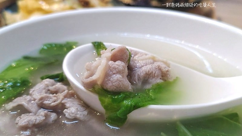 高醫美食 小清新、文青小麵店『裏麵』清燉、麻辣湯頭配搭涮嘴小菜、滑順Q彈的乾拌麵