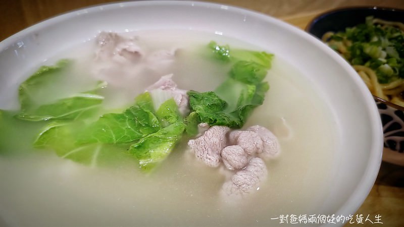 高醫美食 小清新、文青小麵店『裏麵』清燉、麻辣湯頭配搭涮嘴小菜、滑順Q彈的乾拌麵