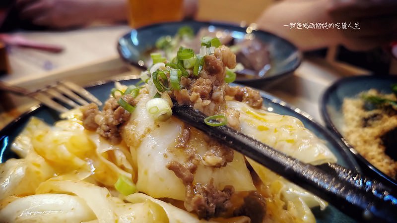 高醫美食 小清新、文青小麵店『裏麵』清燉、麻辣湯頭配搭涮嘴小菜、滑順Q彈的乾拌麵