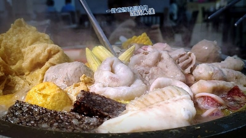 高雄火鍋。嘉義老牌石頭火鍋明誠店，肉超多、湯超鮮、海味超狂的浮誇系鍋物。