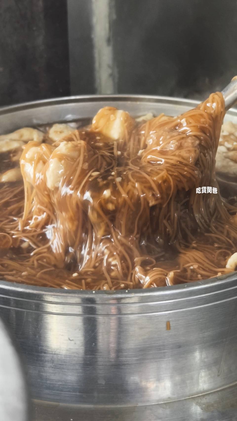 中都麵線羹｜高雄三民｜銅板價！在地古早味紅麵線，魚塊彈牙、肉塊Q實、羹湯夠味，麵線滑口，一吃愛上！