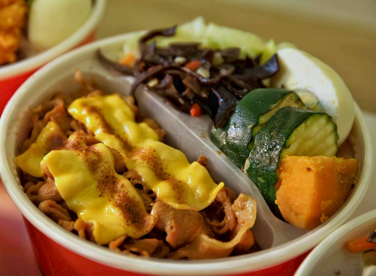 豐闔家開伙燒肉餐盒民權店｜高雄苓雅｜隱藏巷弄的好味道，主菜狂、配菜讚，會愛上！