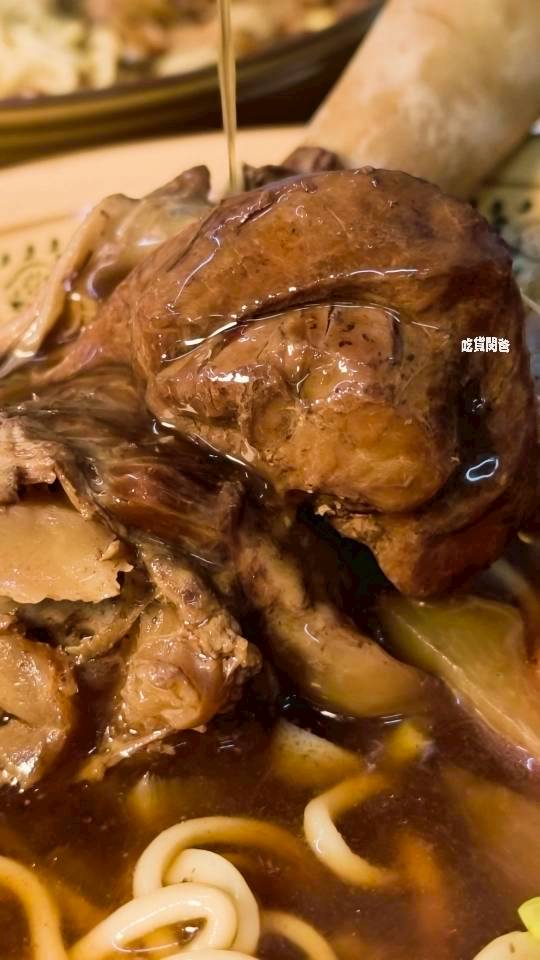 真鶴牛肉拉麵｜高雄左營｜戰斧牛肉麵吃過沒？牛三寶、肥腸麵，你會愛上！