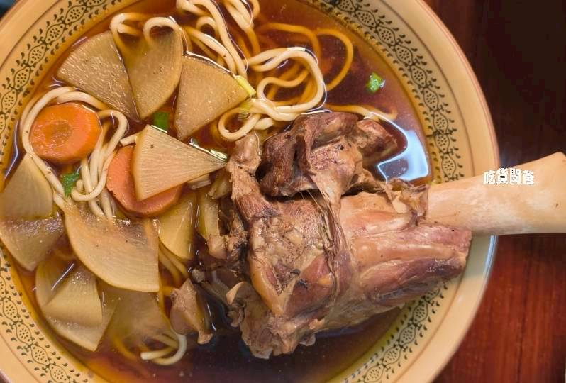 真鶴牛肉拉麵｜高雄左營｜戰斧牛肉麵吃過沒？牛三寶、肥腸麵，你會愛上！