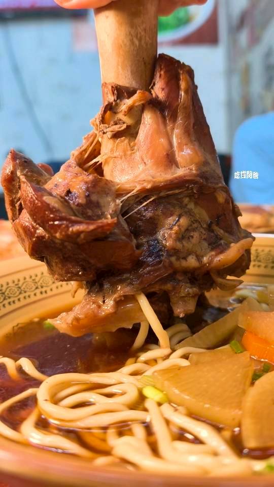 真鶴牛肉拉麵｜高雄左營｜戰斧牛肉麵吃過沒？牛三寶、肥腸麵，你會愛上！