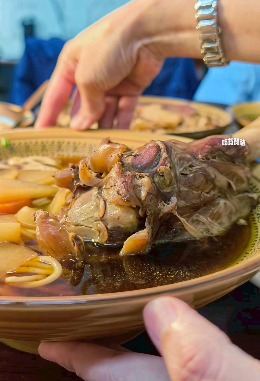 真鶴牛肉拉麵｜高雄左營｜戰斧牛肉麵吃過沒？牛三寶、肥腸麵，你會愛上！