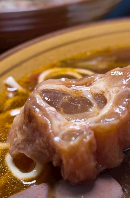 真鶴牛肉拉麵｜高雄左營｜戰斧牛肉麵吃過沒？牛三寶、肥腸麵，你會愛上！