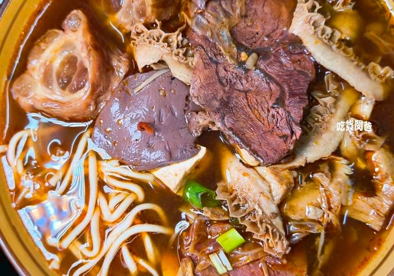 真鶴牛肉拉麵｜高雄左營｜戰斧牛肉麵吃過沒？牛三寶、肥腸麵，你會愛上！