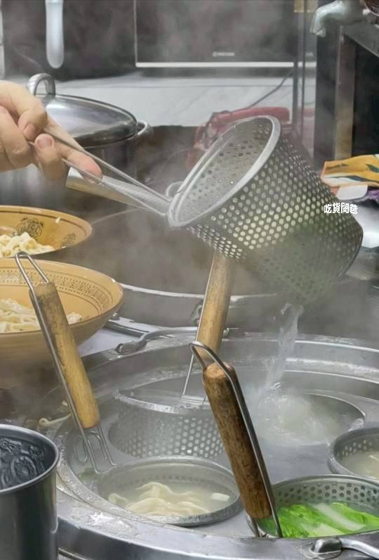 真鶴牛肉拉麵｜高雄左營｜戰斧牛肉麵吃過沒？牛三寶、肥腸麵，你會愛上！