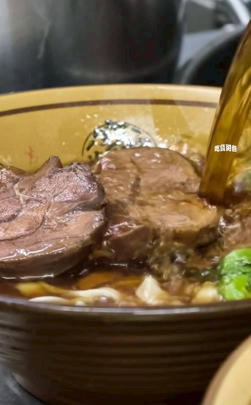 真鶴牛肉拉麵｜高雄左營｜戰斧牛肉麵吃過沒？牛三寶、肥腸麵，你會愛上！