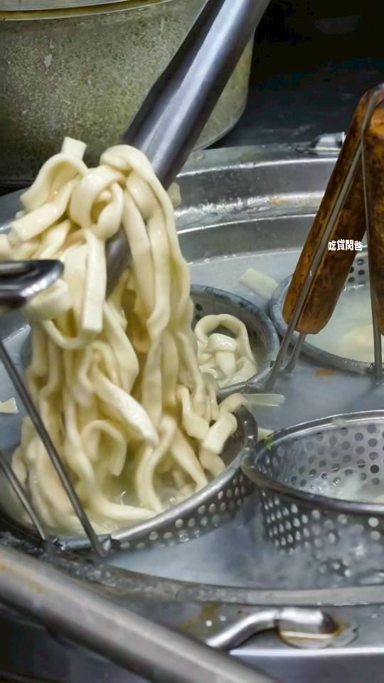 真鶴牛肉拉麵｜高雄左營｜戰斧牛肉麵吃過沒？牛三寶、肥腸麵，你會愛上！