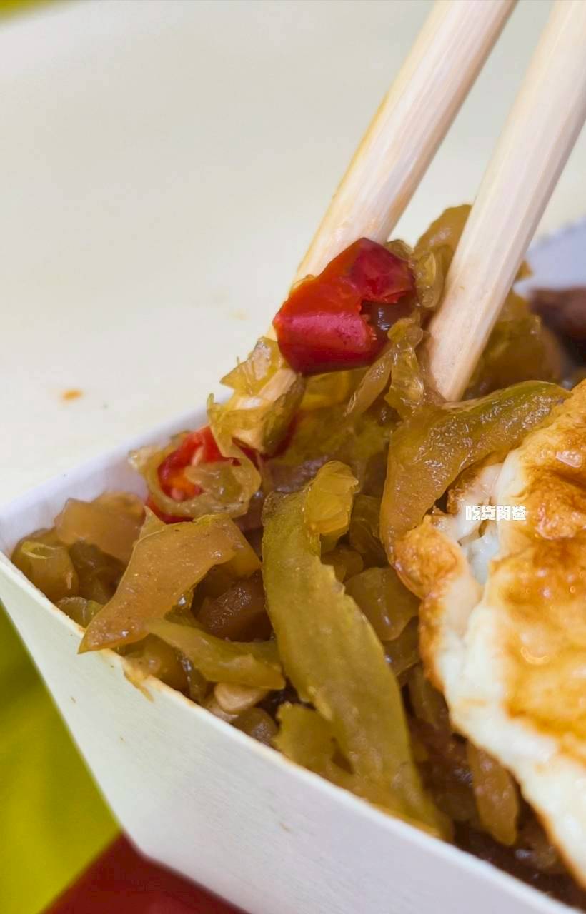 虎咬豬刈包｜高雄前金｜比臉大刈包只要銅板價，控肉香菜酸菜炸多，爆好吃！