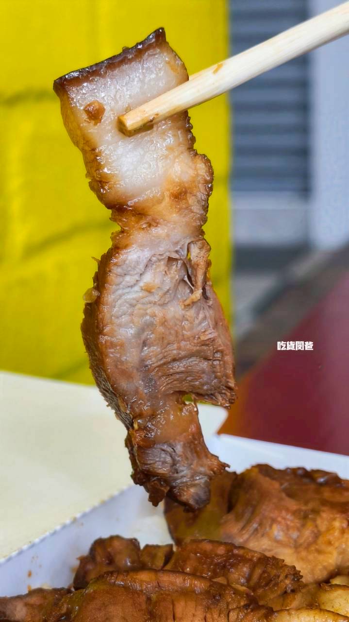 虎咬豬刈包｜高雄前金｜比臉大刈包只要銅板價，控肉香菜酸菜炸多，爆好吃！