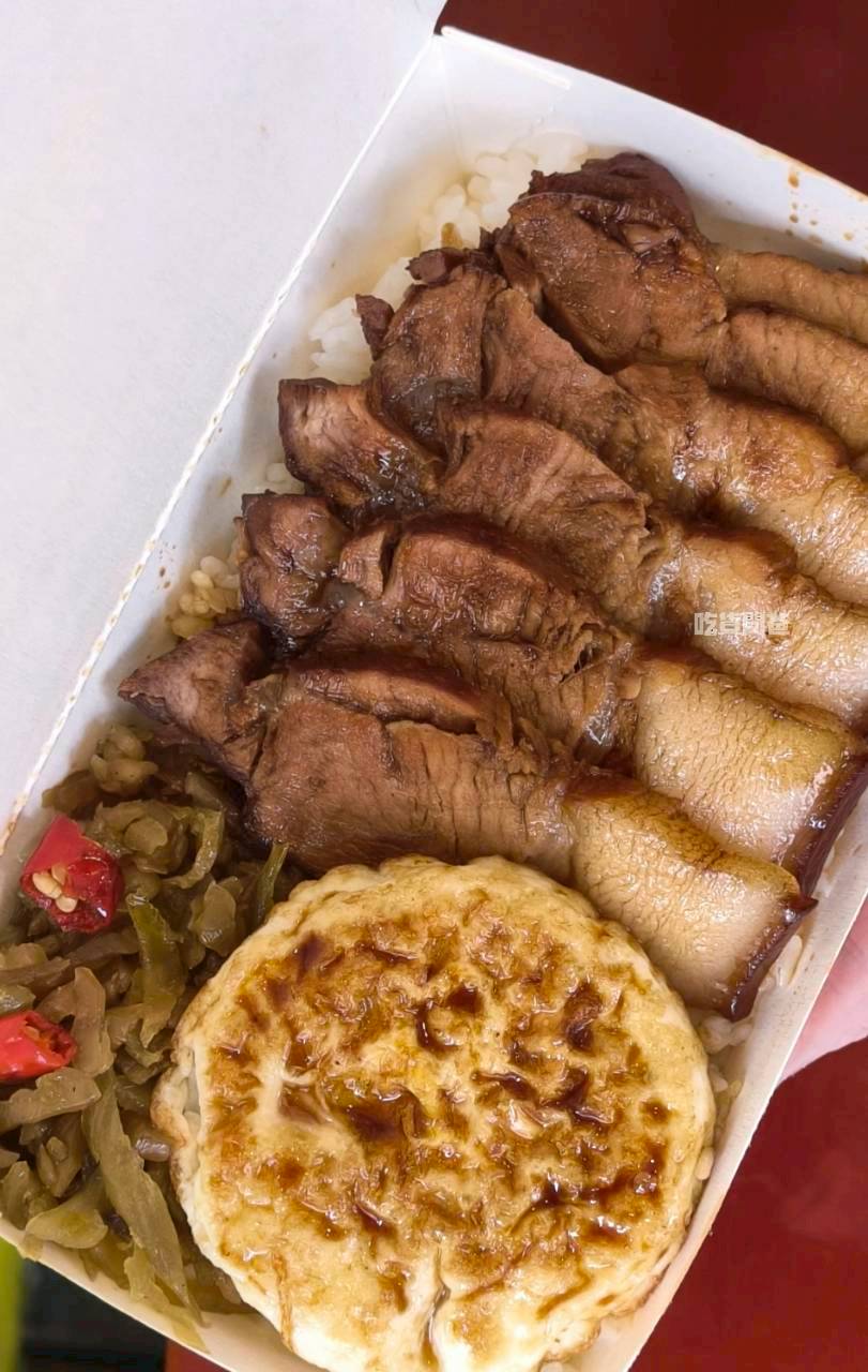 虎咬豬刈包｜高雄前金｜比臉大刈包只要銅板價，控肉香菜酸菜炸多，爆好吃！