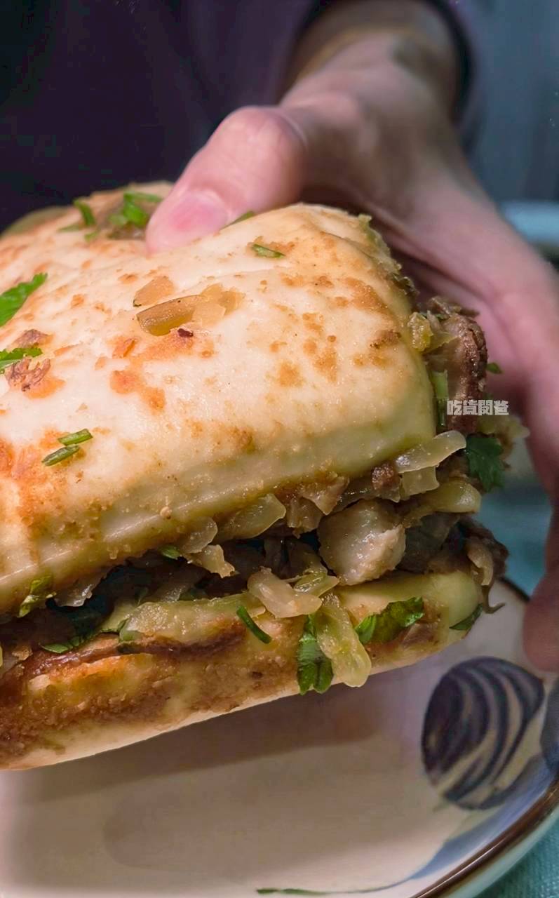 虎咬豬刈包｜高雄前金｜比臉大刈包只要銅板價，控肉香菜酸菜炸多，爆好吃！