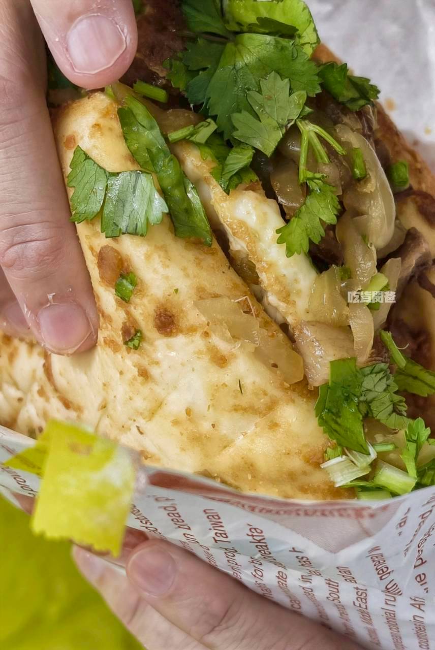 虎咬豬刈包｜高雄前金｜比臉大刈包只要銅板價，控肉香菜酸菜炸多，爆好吃！