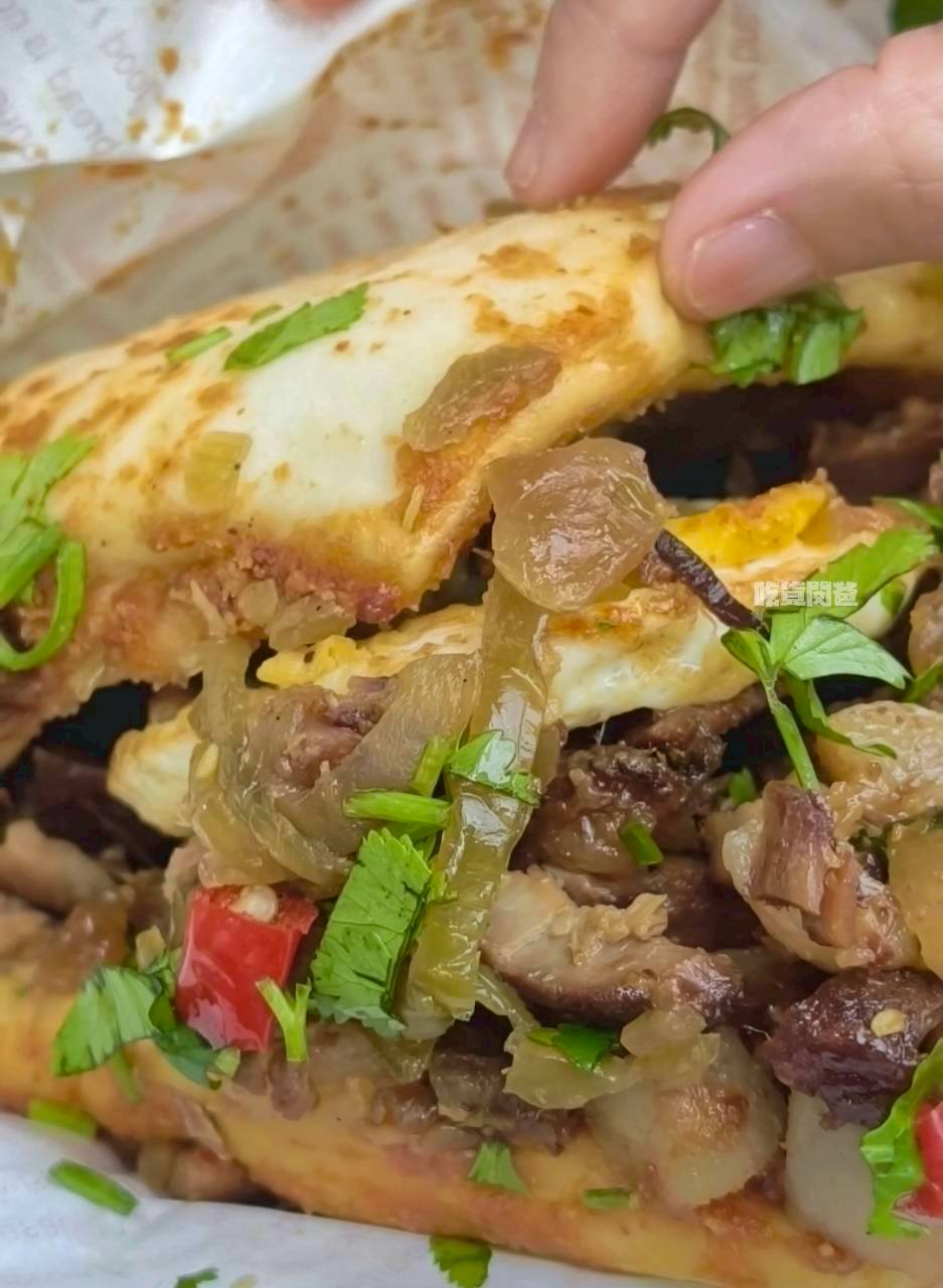 虎咬豬刈包｜高雄前金｜比臉大刈包只要銅板價，控肉香菜酸菜炸多，爆好吃！
