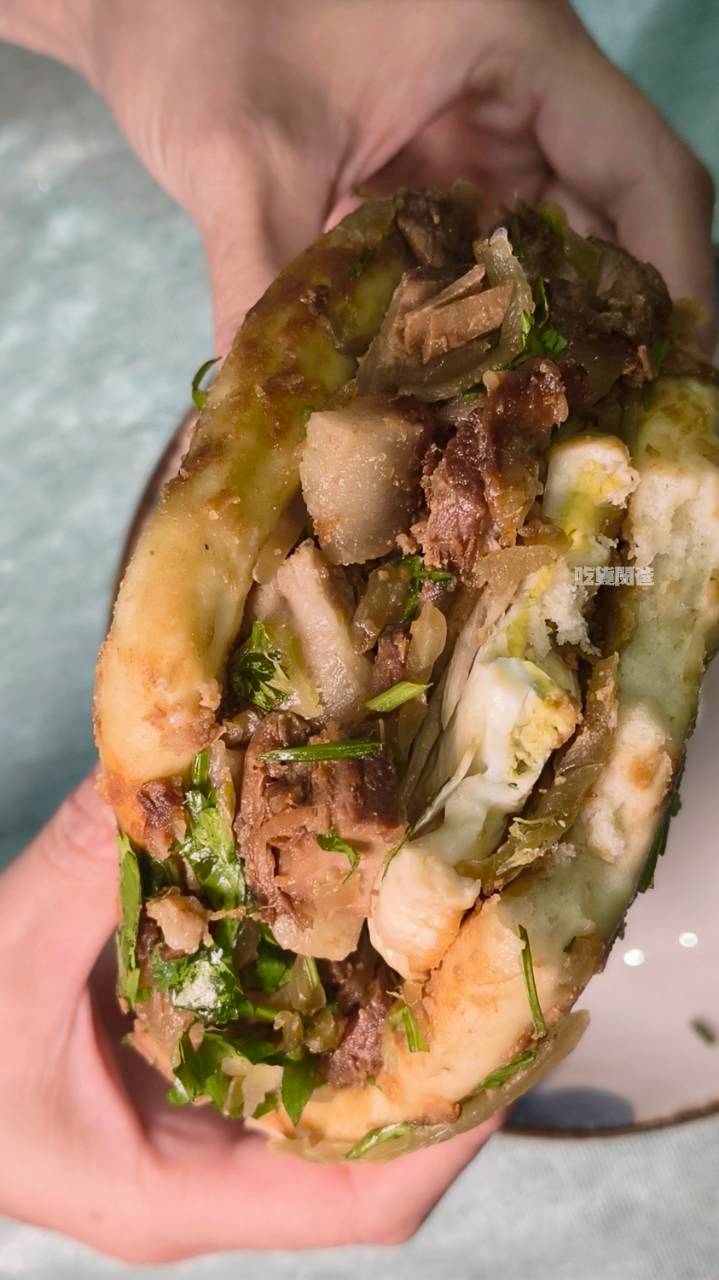 虎咬豬刈包｜高雄前金｜比臉大刈包只要銅板價，控肉香菜酸菜炸多，爆好吃！