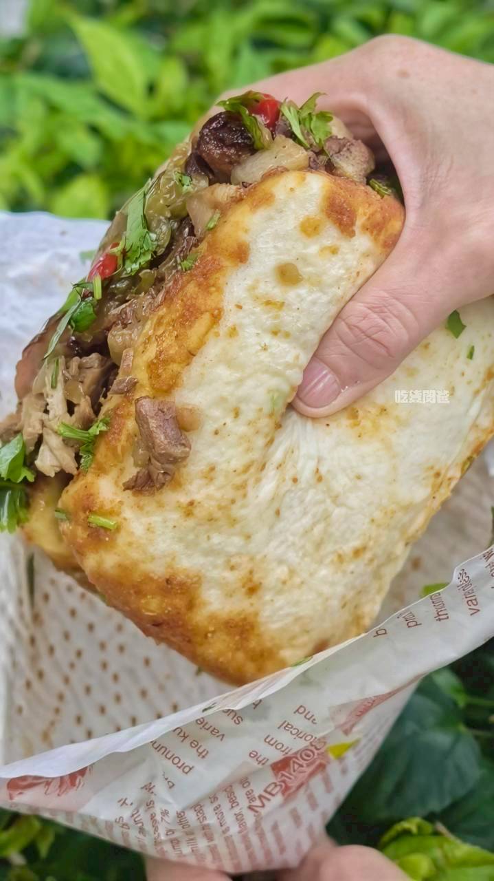 虎咬豬刈包｜高雄前金｜比臉大刈包只要銅板價，控肉香菜酸菜炸多，爆好吃！