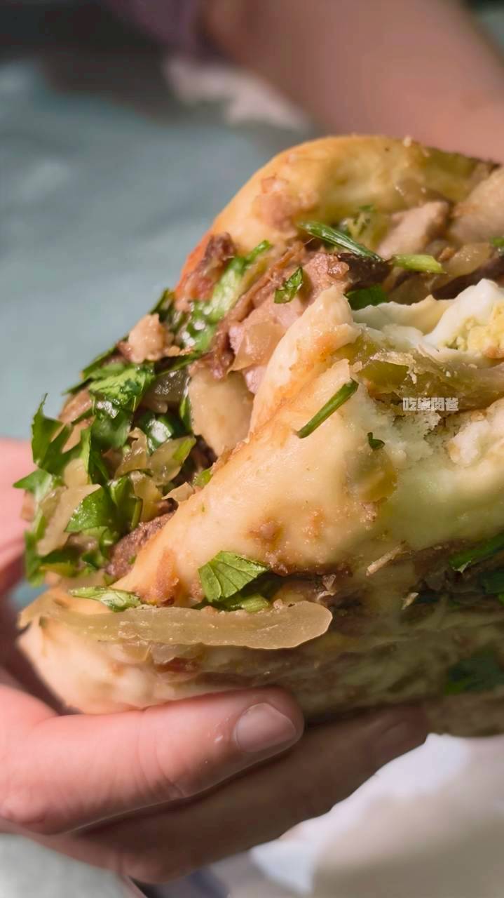 虎咬豬刈包｜高雄前金｜比臉大刈包只要銅板價，控肉香菜酸菜炸多，爆好吃！